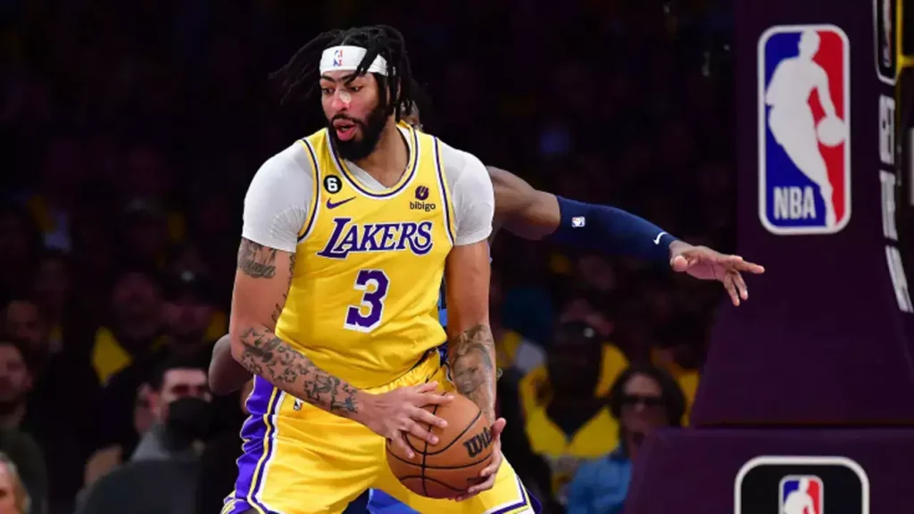 Davis' Return to Form a Lifeline for Lakers' Playoff Hopes
